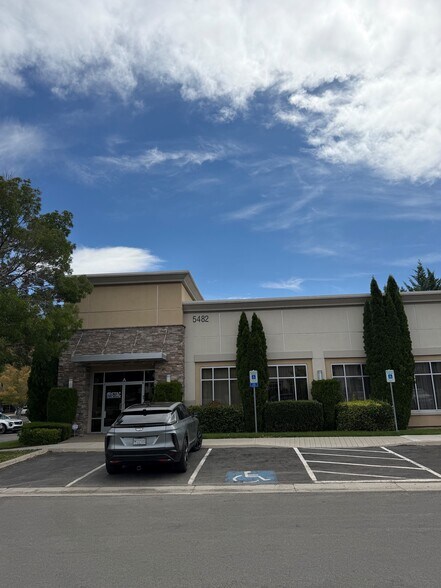 5482 Longley Ln, Reno, NV à vendre - Photo du bâtiment - Image 1 de 7