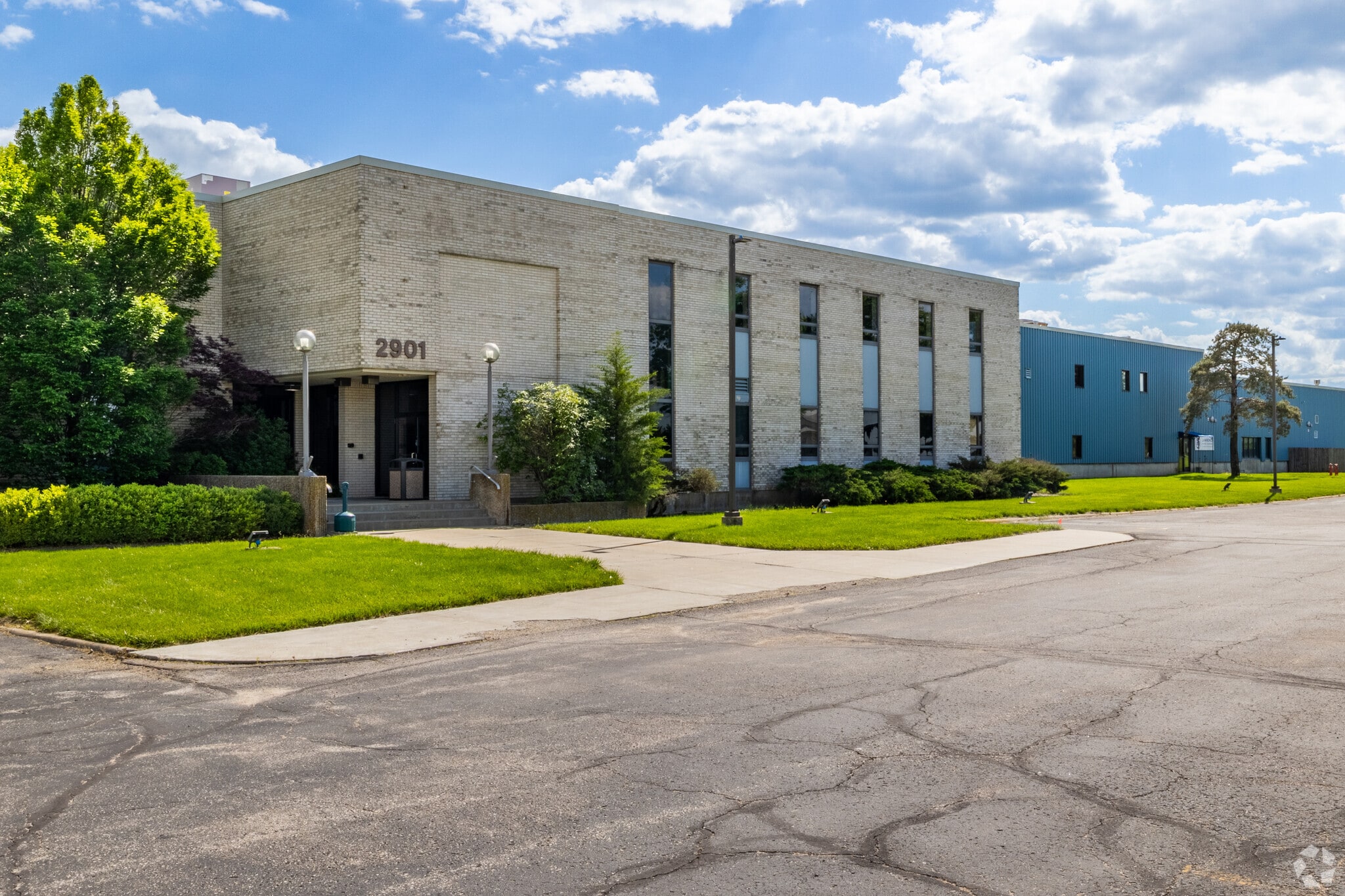 2901 W Lakeview Rd, Lawrence, KS for lease Primary Photo- Image 1 of 5