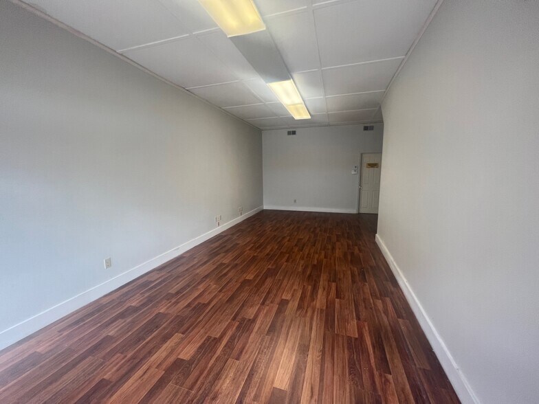 108 S 4th St, Martins Ferry, OH à louer - Photo du bâtiment - Image 2 de 13