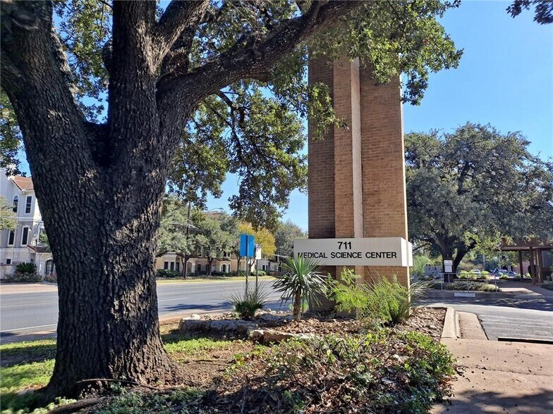 711 W 38th St, Austin, TX à louer - Photo du bâtiment - Image 3 de 49