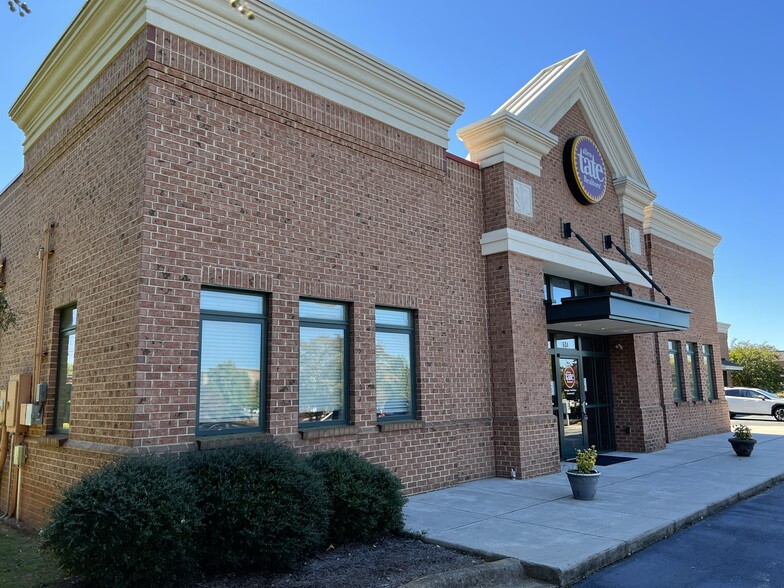 634-638 River Hwy, Mooresville, NC for sale - Building Photo - Image 1 of 1