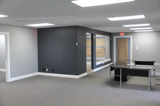 559-617 N York St, Elmhurst, IL for lease Interior Photo- Image 2 of 3