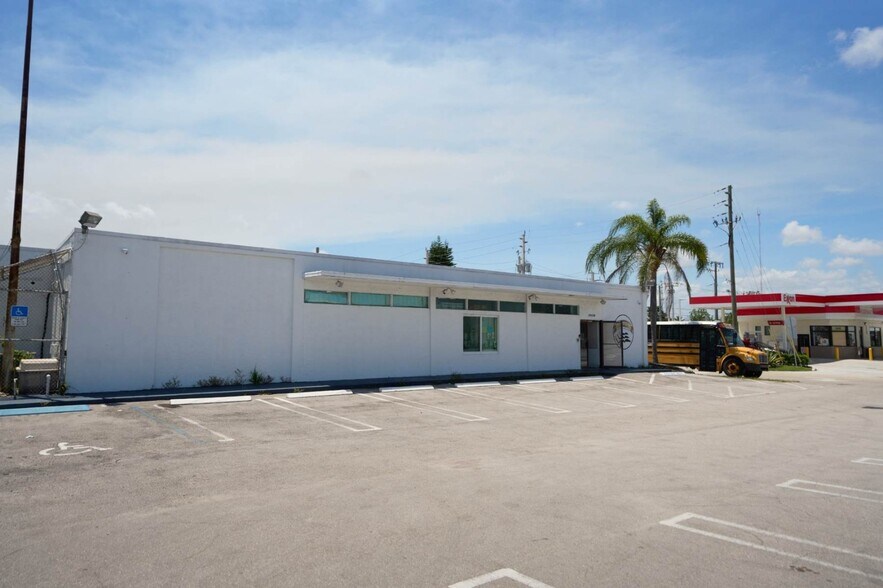 18690 NW 2nd Ave, Miami, FL à louer - Photo du bâtiment - Image 1 de 32