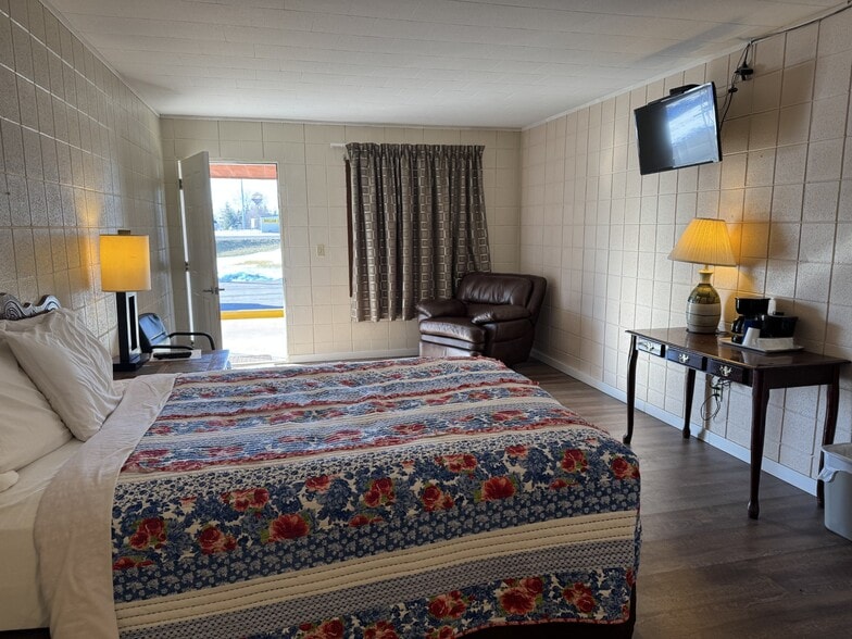 645 W Lafayette St, Rushville, IL for sale - Building Photo - Image 3 of 8