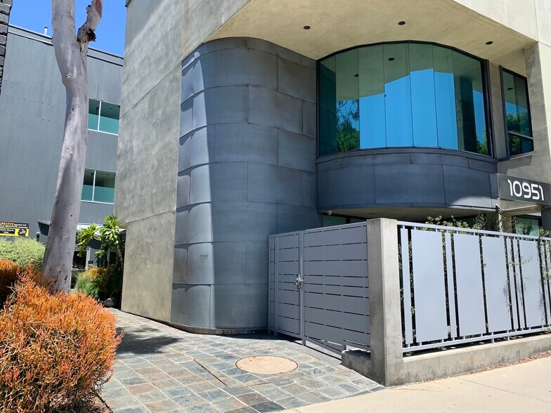 10951 W Pico Blvd, Los Angeles, CA à louer - Photo du bâtiment - Image 2 de 8