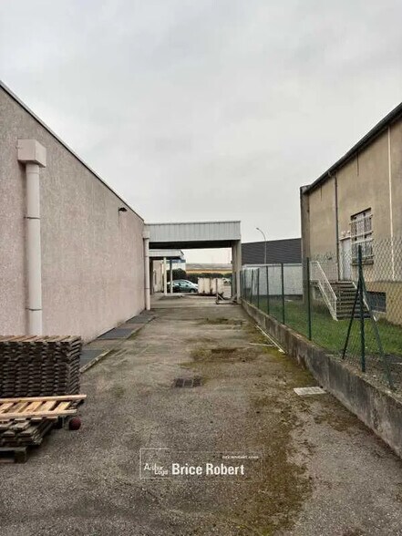 Flex dans Corbas à louer - Photo du bâtiment - Image 2 de 6