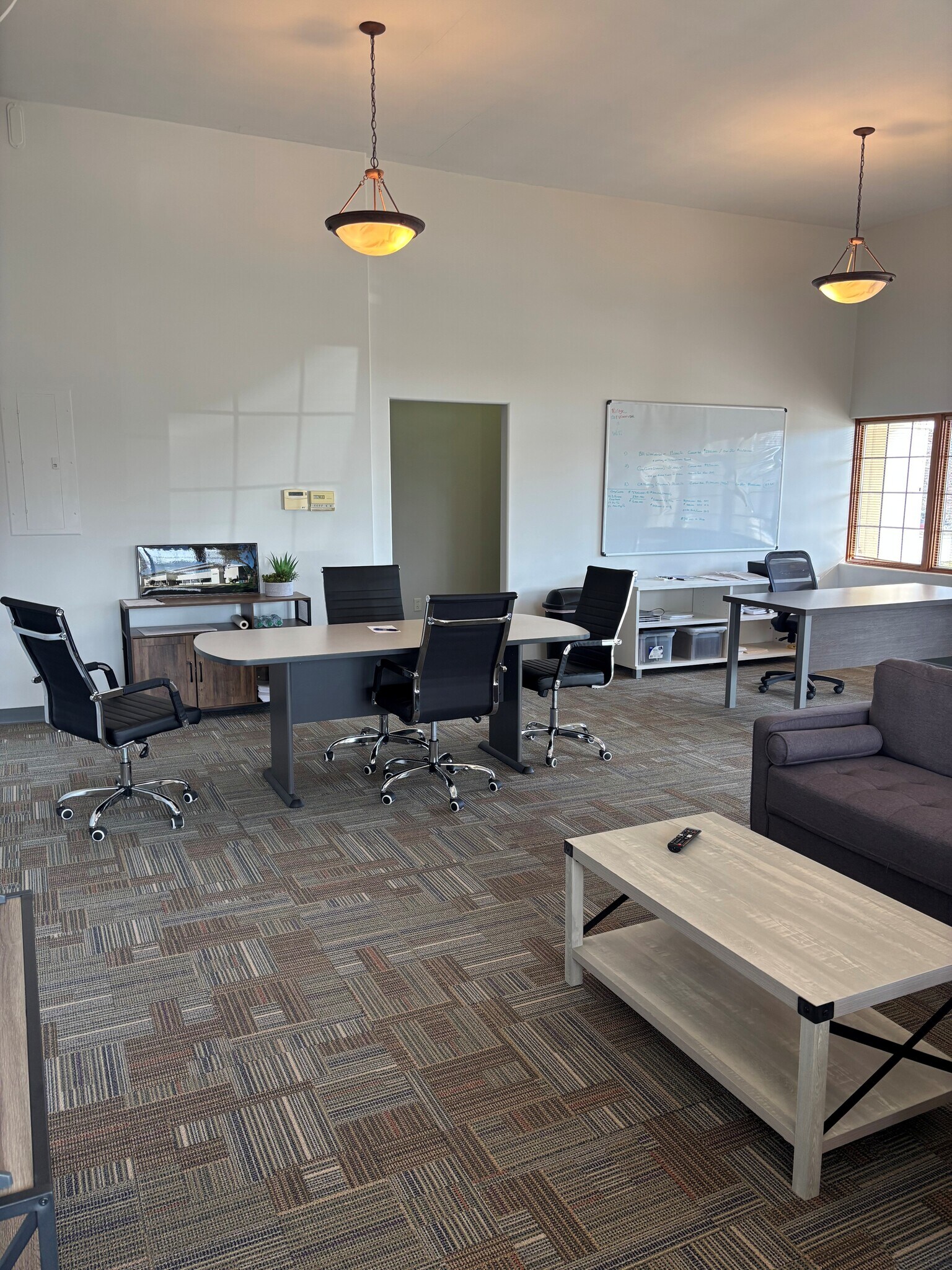 1201 Wakarusa Dr, Lawrence, KS à louer Photo intérieure- Image 1 de 7