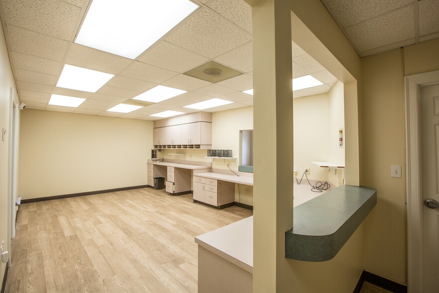 120 S Mountain St, Cherryville, NC for lease - Interior Photo - Image 2 of 13