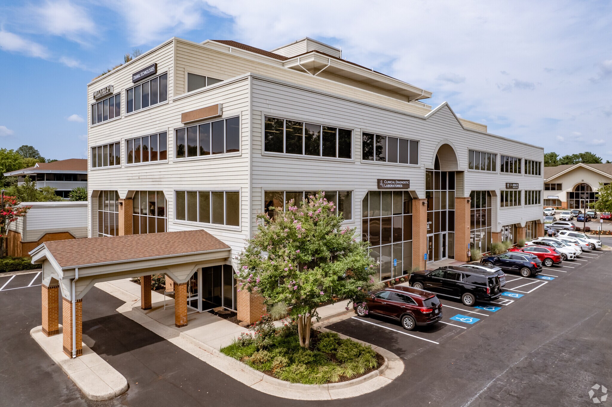 10 Pidgeon Hill Dr, Sterling, VA à louer Photo du bâtiment- Image 1 de 23