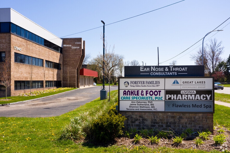 17880-17940 Farmington Rd, Livonia, MI for lease - Building Photo - Image 2 of 16