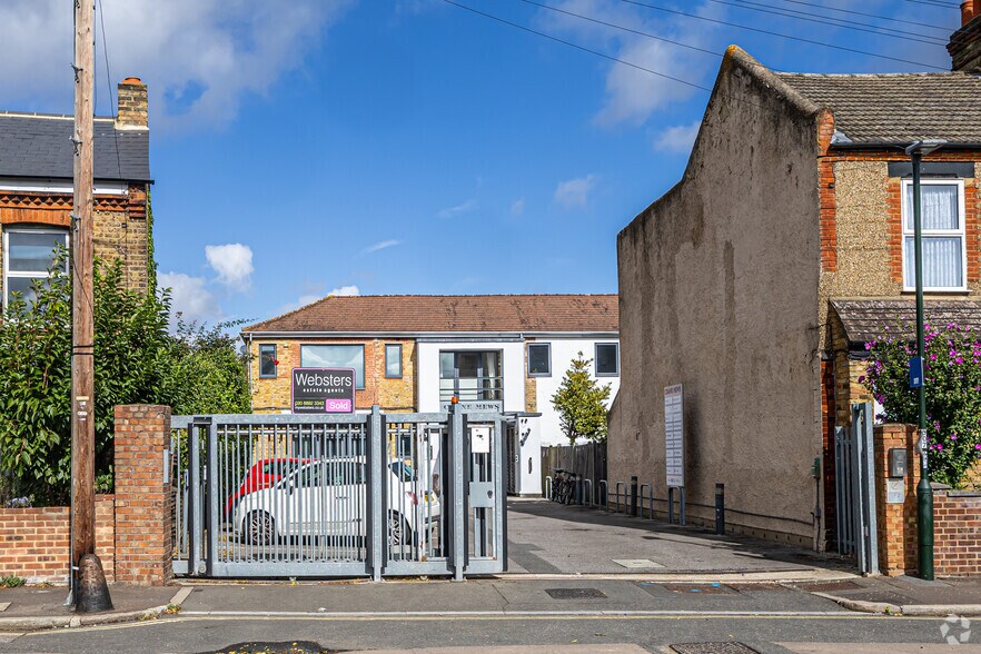 10 & 11 Crane Mews portefeuille de 2 propriétés à vendre sur LoopNet.ca - Photo du bâtiment - Image 2 de 2