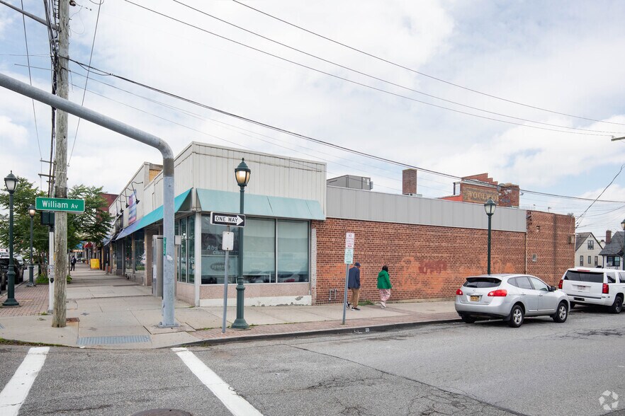 995 Hempstead Tpke, Franklin Square, NY à louer - Photo du bâtiment - Image 3 de 5
