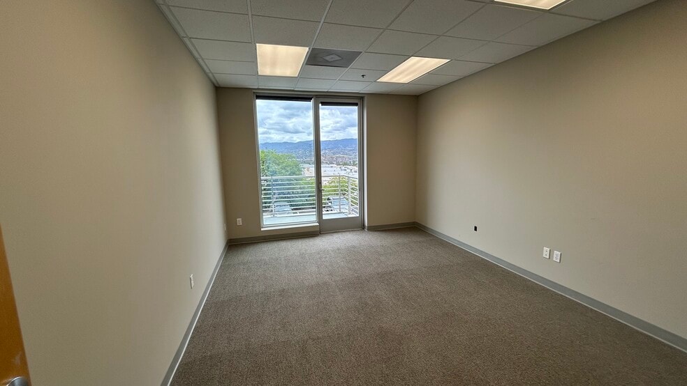 28338 Constellation Rd, Valencia, CA for lease - Building Photo - Image 3 of 12