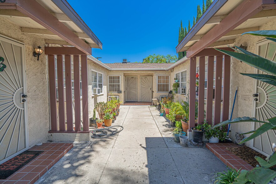 210 W Spazier Ave, Burbank, CA à vendre - Photo du bâtiment - Image 2 de 15