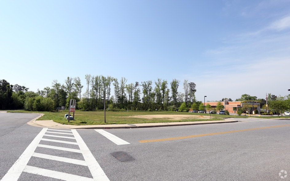 111 Drury Dr, La Plata, MD for lease - Primary Photo - Image 1 of 6
