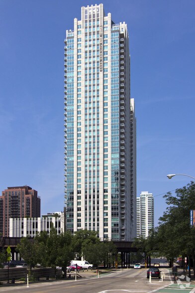 555 W Kinzie St, Chicago, IL à louer - Photo du bâtiment - Image 2 de 88