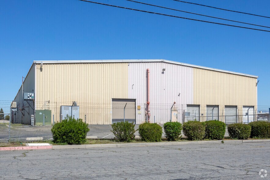 5715 E Fountain Way, Fresno, CA à vendre - Photo du bâtiment - Image 2 de 4