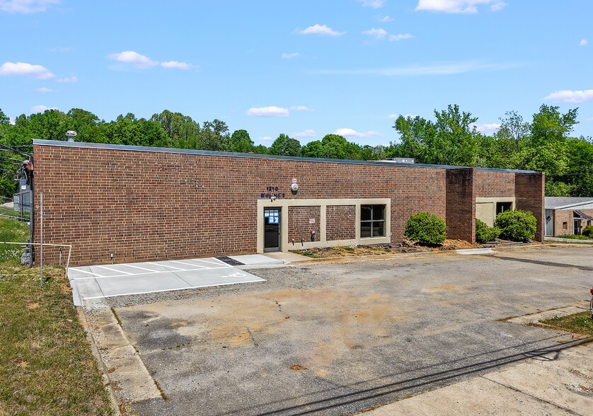 1210 Hickory Chapel Rd, High Point, NC à louer - Photo du bâtiment - Image 3 de 10