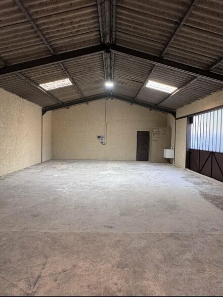 Industrial in Lagnes for lease - Interior Photo - Image 3 of 5