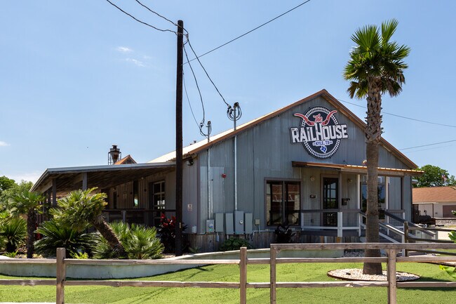 Plus de détails pour 107 E Center St, Kyle, TX - Commerce de détail à vendre