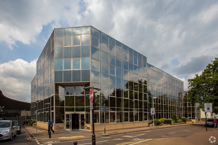 1 The Crescent, Surbiton à louer - Photo du bâtiment - Image 2 de 9