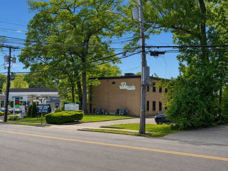1 Edgewood Ave, Smithtown, NY à louer - Photo du bâtiment - Image 3 de 14