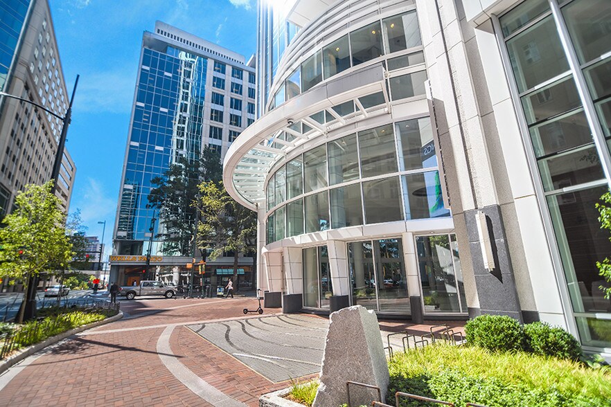 300 S Tryon St, Charlotte, NC à louer - Photo du bâtiment - Image 2 de 48