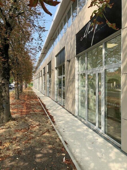 Commerce de détail dans Carbon-Blanc à vendre - Photo du bâtiment - Image 3 de 4
