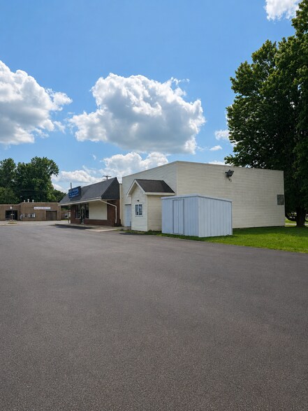 301 Beech St, Connersville, IN à vendre - Photo du bâtiment - Image 2 de 24