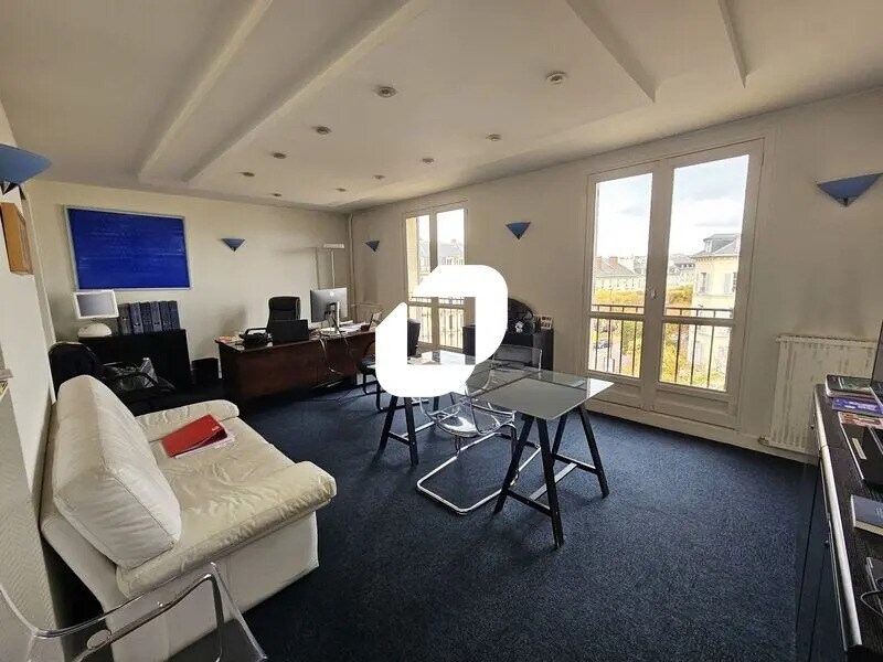 Office in Versailles for lease Interior Photo- Image 1 of 22