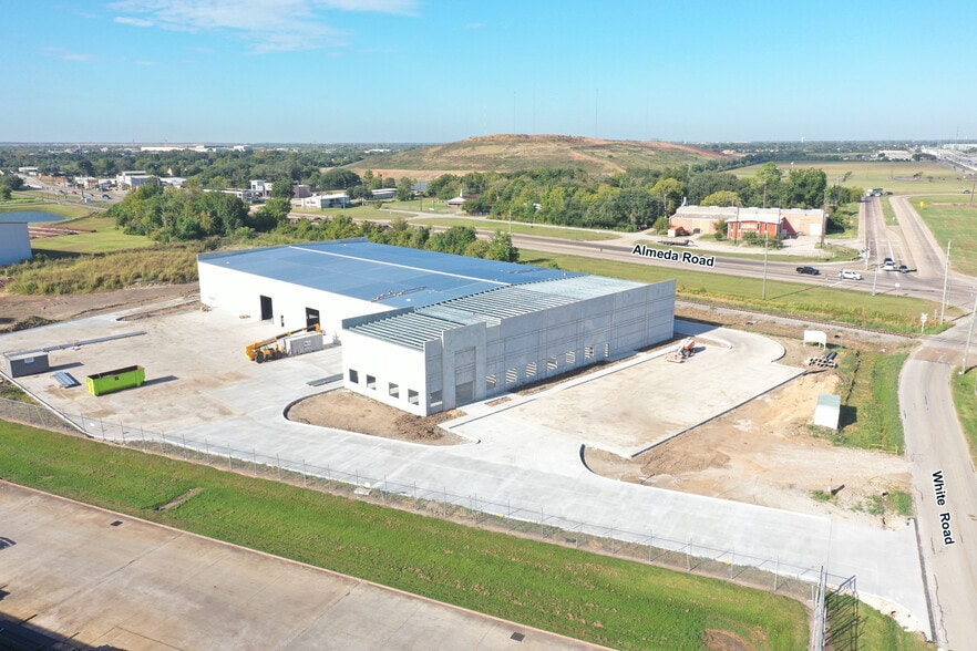 6 White Rd, Houston, TX for lease - Building Photo - Image 1 of 5