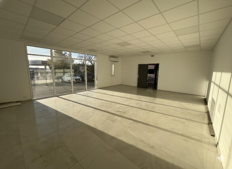 Retail in Solliès-Pont for lease - Building Photo - Image 3 of 4