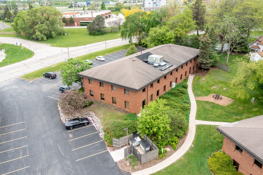 20700 Watertown Rd, Waukesha, WI à louer - Photo du bâtiment - Image 3 de 7