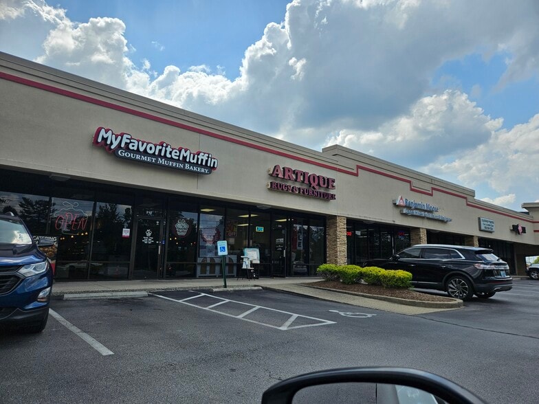 9800-9810 Shelbyville Rd, Louisville, KY à louer - Photo du bâtiment - Image 2 de 4