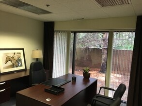 7 W Square Lake Rd, Bloomfield Hills, MI à louer Photo intérieure- Image 1 de 1