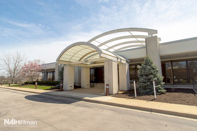 7075 Veterans Blvd, Burr Ridge, IL à louer - Photo du bâtiment - Image 2 de 9