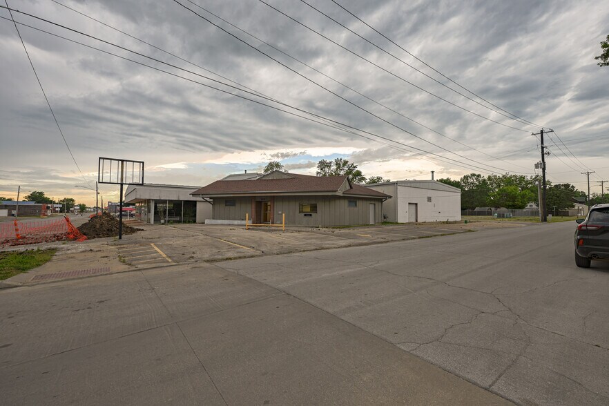 802 W 8th St, Coffeyville, KS for sale - Building Photo - Image 1 of 31