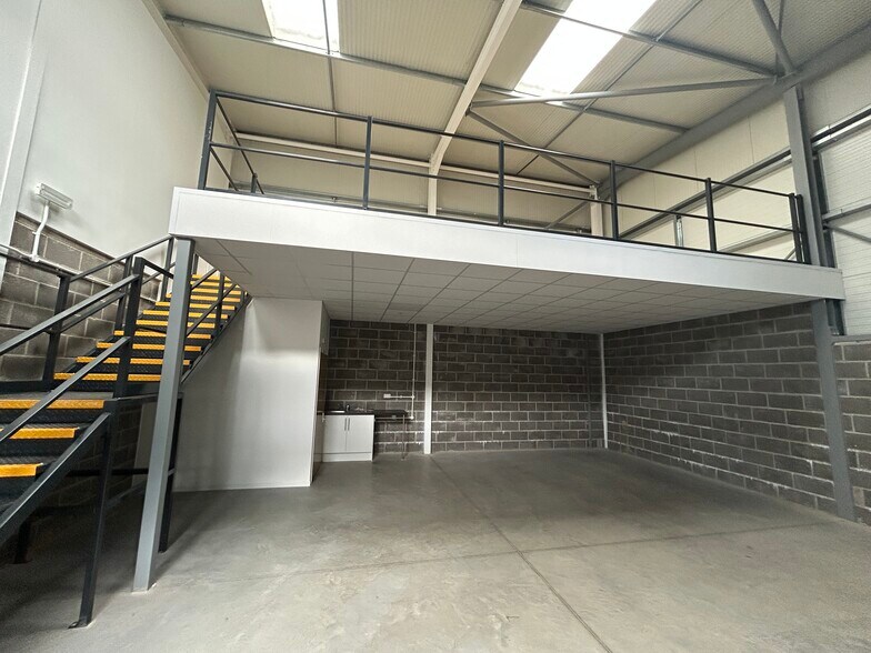 198-202 Broomhill Rd, Bristol à louer - Photo du bâtiment - Image 3 de 8