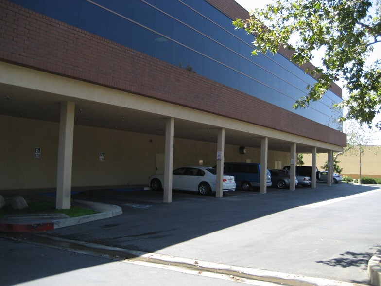 299 W Foothill Blvd, Upland, CA à louer - Photo du bâtiment - Image 2 de 12