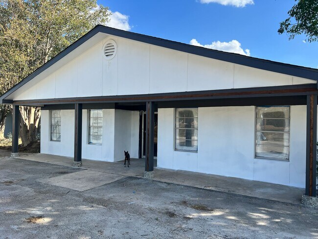Plus de détails pour 329 School Dr, Poteet, TX - Bureau à vendre