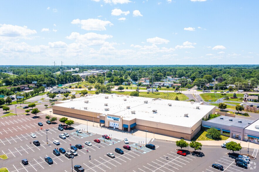 100 Commerce Cir, Bristol, PA à louer - Aérien - Image 3 de 4