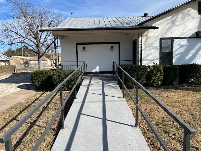 902 Bevans St., Menard, TX à vendre - Photo du bâtiment - Image 3 de 22