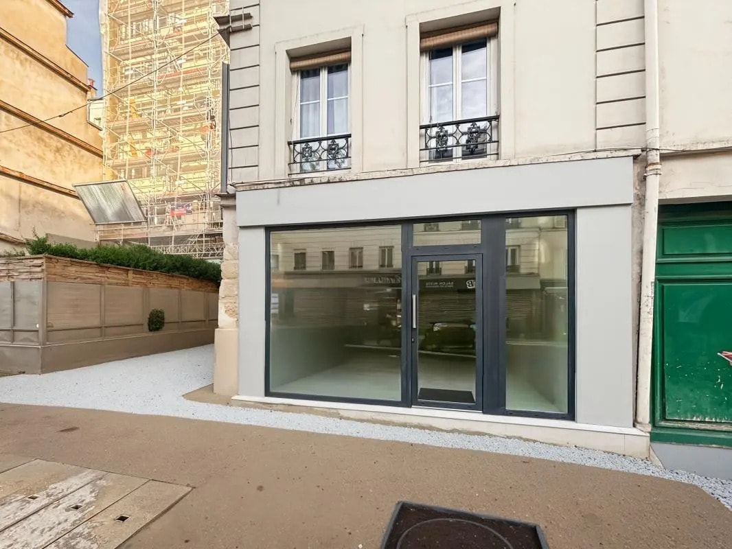Retail in Paris for lease Building Photo- Image 1 of 6