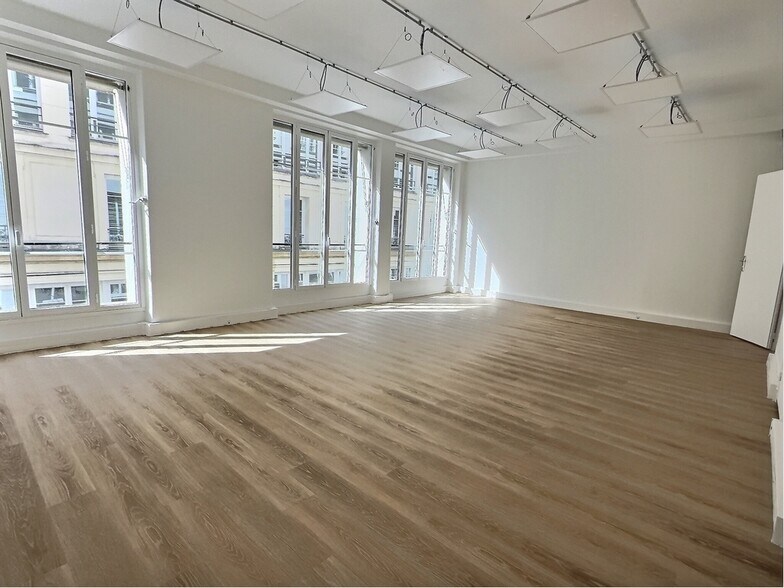 4 Cité Paradis, Paris à louer - Photo du bâtiment - Image 3 de 4