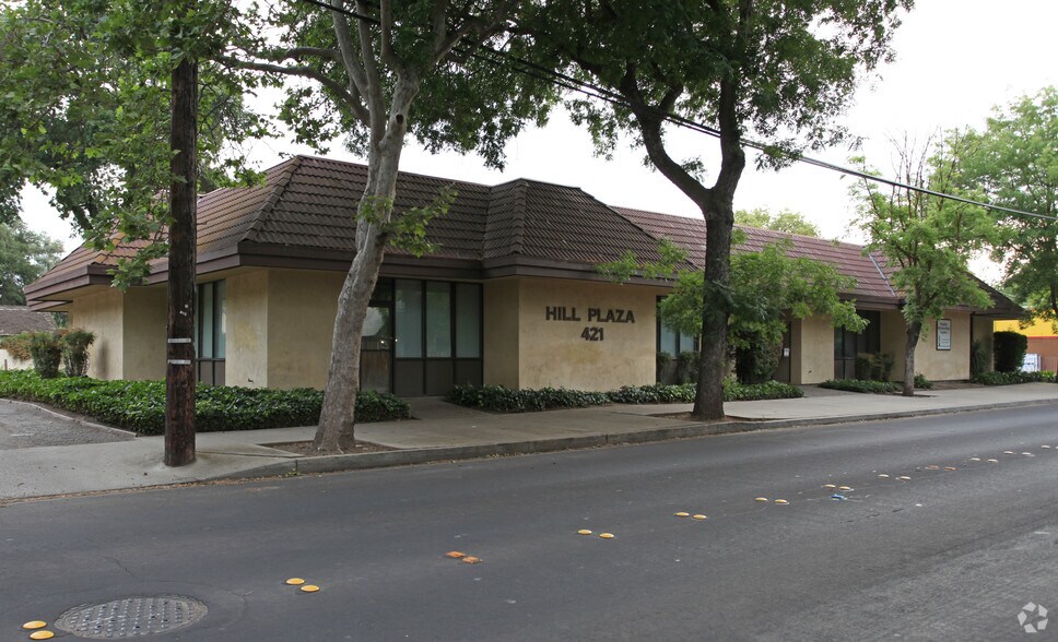 421 E Morris Ave, Modesto, CA à louer - Photo principale - Image 1 de 3