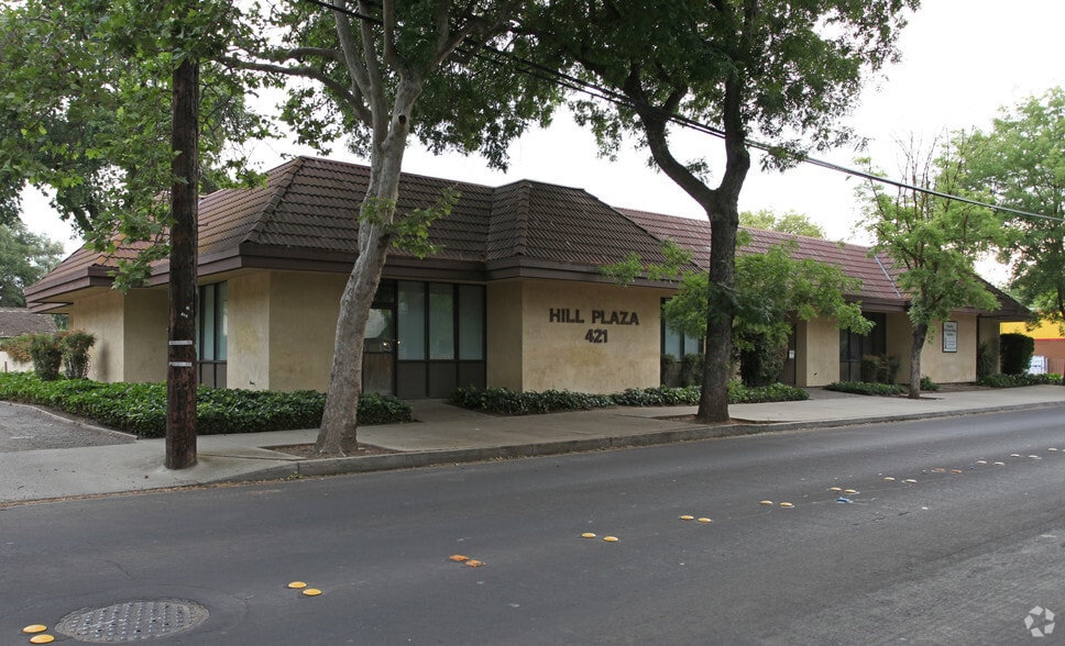 421 E Morris Ave, Modesto, CA for lease - Primary Photo - Image 1 of 3