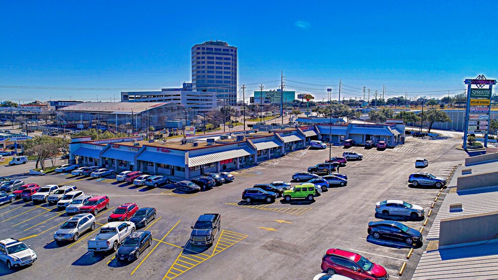 8021-8135 Callaghan Rd, San Antonio, TX à louer - Photo du bâtiment - Image 3 de 4