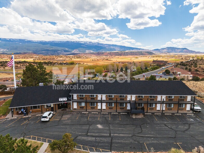 995 E 24 sr, Torrey, UT à vendre - Photo du bâtiment - Image 2 de 10
