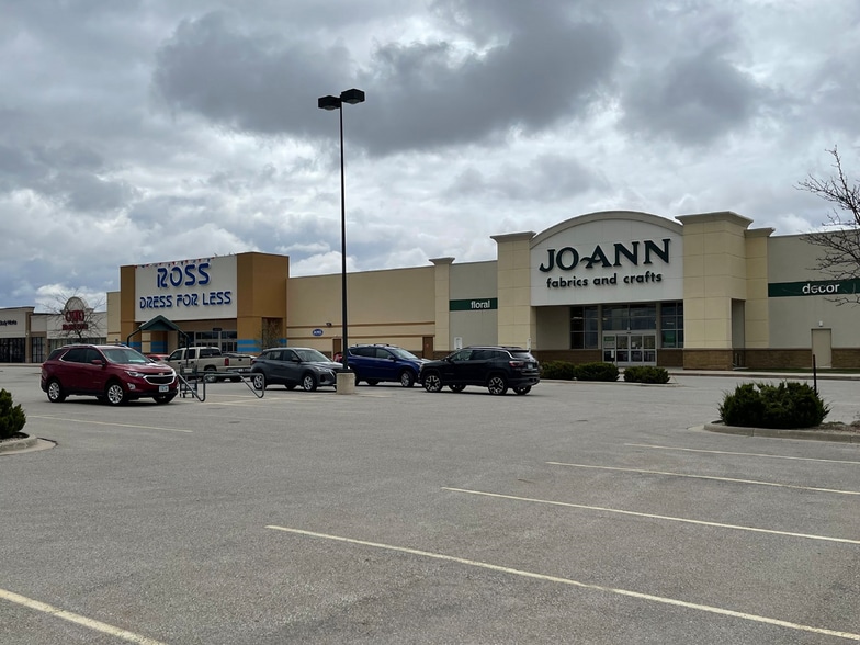 Willow Creek Crossing portfolio of 6 properties for sale on LoopNet.ca - Building Photo - Image 2 of 8