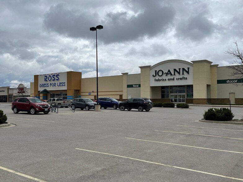 Willow Creek Crossing portefeuille de 6 propriétés à vendre sur LoopNet.ca - Photo du bâtiment - Image 2 de 8